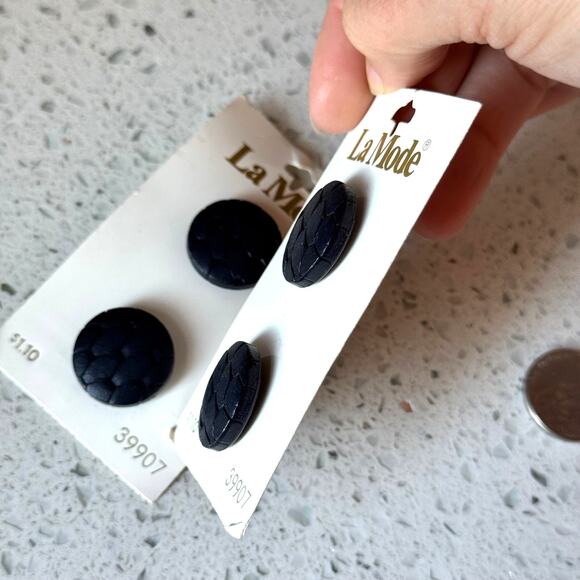 6 NEW 1970s Vintage Navy Blumenthal Domed Lattice Shank Buttons On Card 3/4" - Picture 4 of 7